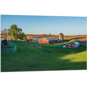 WallClassics - Vlag - Rode Boerderij met Grasveld - 105x70 cm Foto op Polyester Vlag