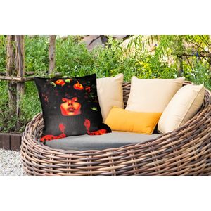 Buitenkussen Weerbestendig - Vrouw - Zwart - Bessen - Bramen - Appels - 50x50 cm