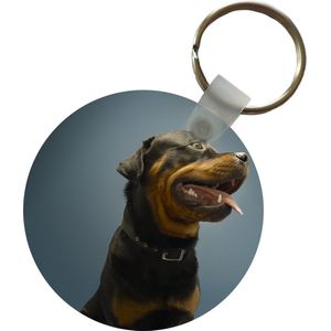 Sleutelhanger - Studio foto van een Rottweiler op een blauwe achtergrond - Plastic - Rond - Uitdeelcadeautjes