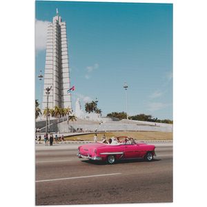 WallClassics - Vlag - Roze Auto bij Gebouw in Cuba - 40x60 cm Foto op Polyester Vlag