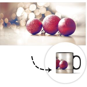 Magische Mok - Foto op Warmte Mokken - Koffiemok - Drie rode kerstballen en kerstverlichting - Magic Mok - Beker - 350 ML - Theemok
