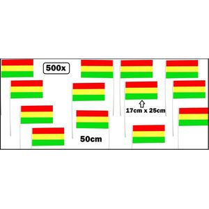 500x Vlaggetje op stok rood/geel/groen 17cm x 25cm - Lengte stok 50cm - Themaparty - Zwaaivlaggetje Carnaval thema feest vlag stok vlaggen festival zwaai