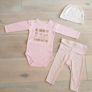 Baby 3delig kledingset | maat 62-68 | roze mutsje beertje, roze broekje streepjes en roze romper lange mouw met tekst goud ik ben dit jaar het mooiste cadeautje Bodysuit  cadeau eerste Moederdag liefste mama Vaderdag papa