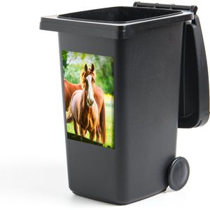 Container sticker Paarden  - Bruin paard in een groene weide Klikosticker - 40x60 cm - kliko sticker - weerbestendige containersticker