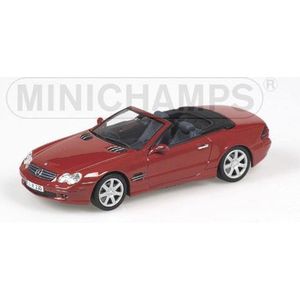 De 1:43 Diecast Modelcar van de Mercedes-Benz SL Klasse van 2001 in Red Metallic.De fabrikant van het schaalmodel is minichamps. Dit model is alleen online beschikbaar