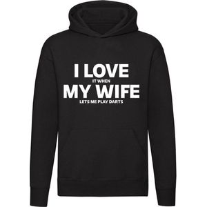 I love it when my wife lets me play darts | ik hou er van als mijn vrouw me laat darten | relatie | sweater | trui |  unisex | capuchon