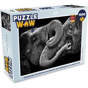 Puzzel Omhelzing olifanten op zwarte achtergrond in zwart-wit - Legpuzzel - Puzzel 1000 stukjes volwassenen
