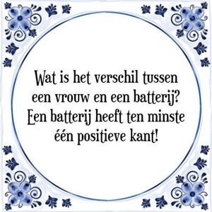 Tegeltje met Spreuk (Tegeltjeswijsheid): Wat is het verschil tussen een vrouw en een batterij? Een batterij heeft ten minste ��n positieve kant! + Kado verpakking & Plakhanger