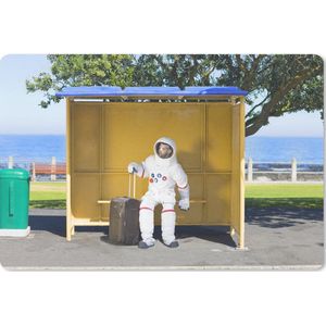 Bureau mat - Komische astronaut in een bushokje - 60x40