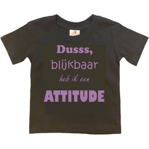 T-shirt Kinderen ""Dusss, blijkbaar heb ik een ATTITUDE"" | korte mouw | Zwart/lila | maat 98/104