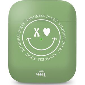 xoxo Wildhearts hoesje geschikt voor Airpods 1/2 - Kindness is Key - Ook als telefoonhoesje verkrijgbaar - schokbestendige case geschikt voor Airpod 1 en 2 - koptelefoon case - Hoesje met smiley face - emoji - groen