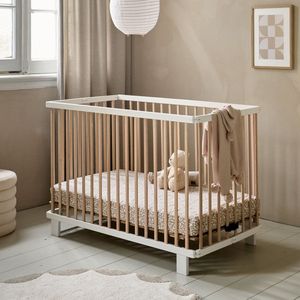 Ledikant hout 60x120 cm - Inklapbaar baby bed perfect voor beperkte ruimtes - 3 Hoogte instellingen van Lattenbodem - Stevig Massief Houten Bed - Wit en Naturel - Origami Collectie