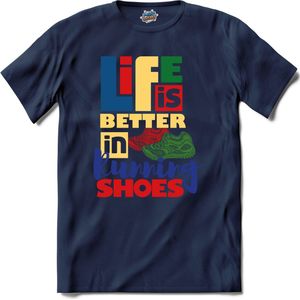 Life Is Better In Running Shoes | Hardlopen - Rennen - Sporten - T-Shirt - Unisex - Navy Blue - Maat 4XL