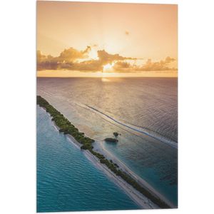 WallClassics - Vlag - Zandbank op het Midden van de Zee bij Oranje Lucht - 50x75 cm Foto op Polyester Vlag