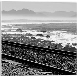 WallClassics - PVC Schuimplaat - Treinrails aan het Zeewater (zwart/ wit) - 50x50 cm Foto op PVC Schuimplaat (Met Ophangsysteem)