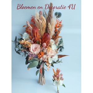 Trendy bruidsboeket met geconserveerd echte rozen en diverse droogbloemen met bijpassende corsage / droogbloemen boeket/ wedding bouquet/ trouwboeket/ bruidsboeket
