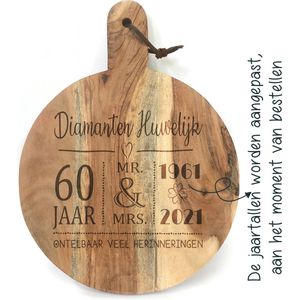 Ronde snijplank/borrelplank tekst gravure DIAMANTEN HUWELIJK. Cadeau-60 jarige bruiloft-60 jarige trouwdag. Het formaat is 40x30cm incl. handvat en 30cm doorsnede excl. handvat.