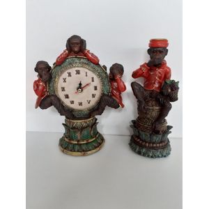 Apen beeld set van een  apen klok met 3 apen HOREN ZIEN EN ZWIJGEN en bijpassende apen kandelaar APART H.Originals  22x18x9 cm