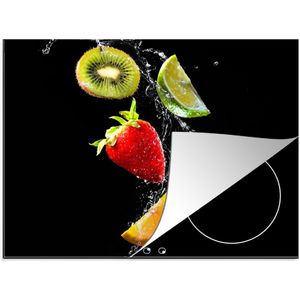 KitchenYeah® Inductie beschermer 60x52 cm - Fruit - Water - Zwart - Stilleven Aardbei - Kiwi - Kookplaataccessoires - Afdekplaat voor kookplaat - Inductiebeschermer - Inductiemat - Inductieplaat mat
