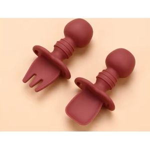 IL BAMBINI - 2 SET Siliconen Kinderbestek Set - Baby Bestek - Lepel & Vork - Taupe - Veilig - Duurzaam - Kindvriendelijk - 100% Siliconen - Vaatwasser bestendig - Magnetronbestendig - Oefenbestek - Ergonomisch Bestek - Roestbruin
