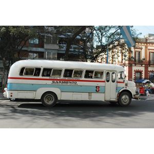 Dibond - Auto - Oldtimer bus in blauw / grijs / wit / zwart  - 80 x 120 cm.