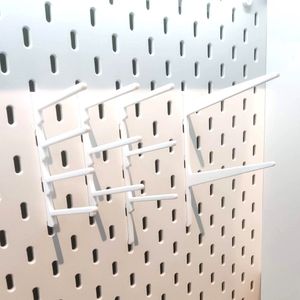 Zwarte haken voor het Ikea Skadis pegboard type L2 (voor garenklosjes van 200m)
