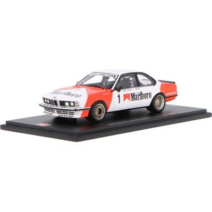 De 1:43 gegoten modelauto van de BMW 635 CSI #1 die in 1983 de Macau Guina Race won. De rijder was HJStuck. Dit schaalmodel is gelimiteerd op 1000 stuks. De fabrikant is Spark.