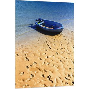 WallClassics - Vlag - Voetstappen in het Zand bij Blauwe Boot aan het Water - 80x120 cm Foto op Polyester Vlag