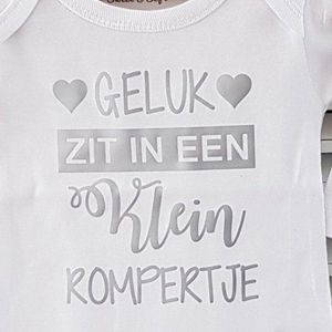 Baby Rompertje cadeautje zwangerschap aankondiging tekst |  geluk zit in een klein rompertje | korte mouw  | wit zilver | maat 74-80 | geboorte kraamcadeau cadeau