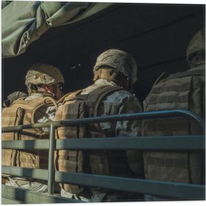 WallClassics - Vlag - Soldaten in Legerwagen - 50x50 cm Foto op Polyester Vlag