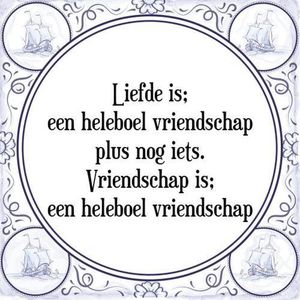 Tegeltje met Spreuk (Tegeltjeswijsheid): Liefde is; een heleboel vriendschap plus nog iets. Vriendschap is; een heleboel vriendschap + Kado verpakking & Plakhanger