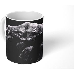 Mok - Koffiemok - Olifant met zijn slurf in zijn mond in zwart-wit - Mokken - 350 ML - Beker - Koffiemokken - Theemok