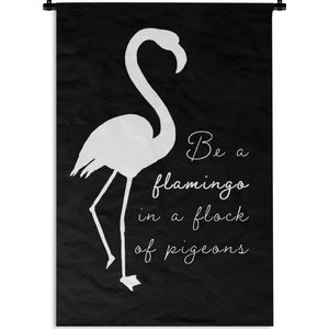 Wandkleed FlamingoKerst illustraties - Quote 'Be a flamingo in a flock of pigeons' met een witte flamingo op een zwarte achtergrond Wandkleed katoen 90x135 cm - Wandtapijt met foto