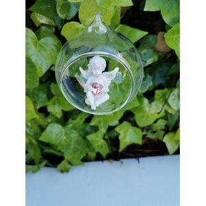 glazen bal met engeltje/cherubijntje in met roze hart in de handjes  om te staan of op te hangen met ruimte in om eigen versiering aan te brengen