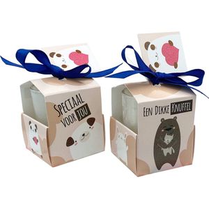 Wenskaarsje met bedeltje - Een Dikke Knuffel - Geurkaarsje in geschenkdoosje - met labeltje - vanille - sojawax