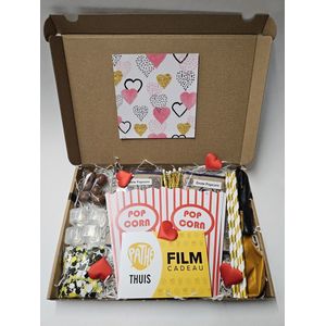 Film Pret Pakket - Love Hartjes met filmcadeaubon, mystery card met persoonlijke (video)boodschap en vele film-feestartikelen | Verjaardag | Jubileum | Zomaar