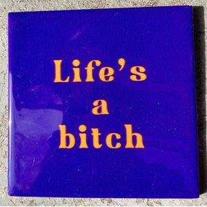 Tegeltje Life's a Bitch | Hippe Spreuktegel | Afscheid cadeau| Nieuwe woning cadeau | Housewarming cadeau |Verjaardagscadeau | Birthday |Verjaardag |brievenbuscadeau