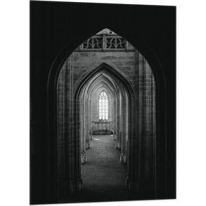 WallClassics - Vlag - Donkere Gang in een Kerk - Zwart Wit - 70x105 cm Foto op Polyester Vlag