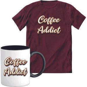 T-Shirtknaller T-Shirt met Koffiemok | Coffee Addict - Koffie Kleding | Heren / Dames Shirt met Mok Cadeau | Kleur rood | Maat S