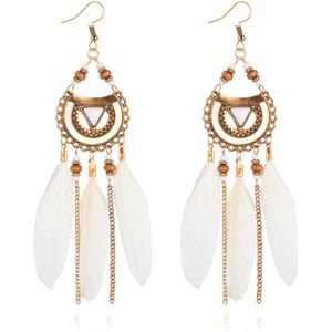 Bohemian oorhangers rond met witte veren en kralen 105 mm