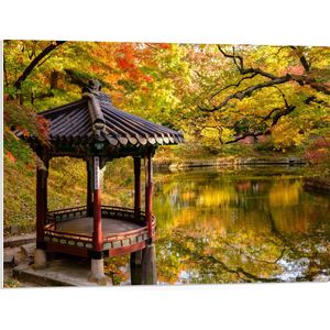 WallClassics - PVC Schuimplaat- Gazebo bij een Vijver - Secret Garden - Seoul - 80x60 cm Foto op PVC Schuimplaat
