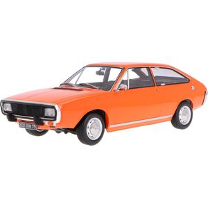 Het 1:18 gegoten model van de Renault R15 TL uit 1971 in oranje. De fabrikant van het schaalmodel is Norev. Dit model is alleen online verkrijgbaar