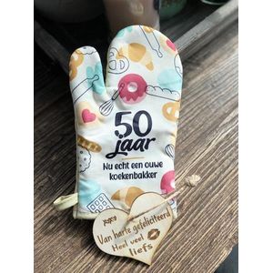 Ovenhandschoen met de tekst `50 jaar Nu echt een ouwe koekenbakker.`+ hartje Liefs / 50 jaar / abraham / sarah