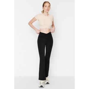 Trendyol Hoge taille Ontspannen Zwarte liftende yoga-sportlegging met dubbele rij knopen, tailledetail en uitlopende pijpen THMAW23TY00005.