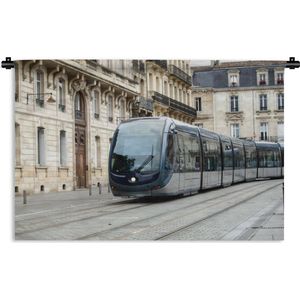 Wandkleed Tram - Een moderne tram gaat door het centrum van Bordeaux Wandkleed katoen 90x60 cm - Wandtapijt met foto