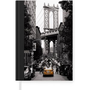 Notitieboek - Schrijfboek - Zwart-wit foto met een gele taxi in het Amerikaanse New York - Notitieboekje klein - A5 formaat - Schrijfblok