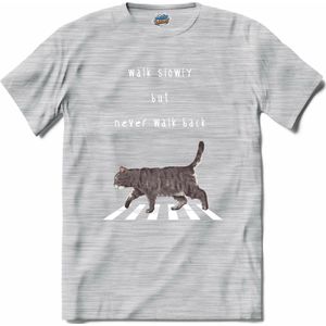Walk Slowly But Never Walk Back | Katten - Kat - Cats - T-Shirt - Unisex - Donker Grijs - Gemêleerd - Maat XL