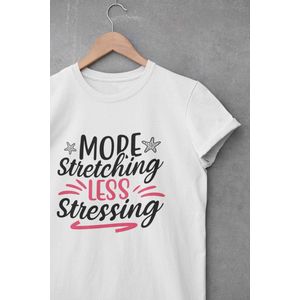 Shirt - More stretching, less stressing - Wurban Wear | Grappig shirt | Leuk cadeau | Unisex tshirt | Yoga | Yoga nidra | Yoga kleding | Yoga shirt | Yogamat | Wit