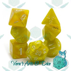 Polyset Dice | Dobbelstenen - Set Van 7 Stuks - Geel Marmer Parelmoer Wit | Voor D&D en Andere Rollenspellen | Plastic Dobbelstenen Set voor Dungeons and Dragons | Polyhedral Dice Set | Met Mooie Zwarte Velvet Dice Bag voor Ongeveer 3 Sets