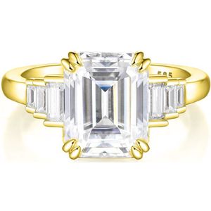 Rectanglo - 18k Geelgouden Smaragd Geslepen Moissanite Ring met Baguette Accenten - 4.9 karaat